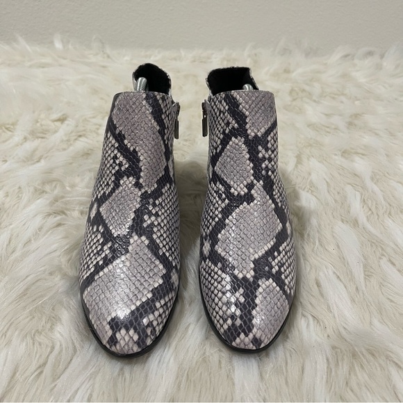 Women’s Munro Cate Grey Water Resistance Snake Print Booties 9 US! - Picture 4 of 11